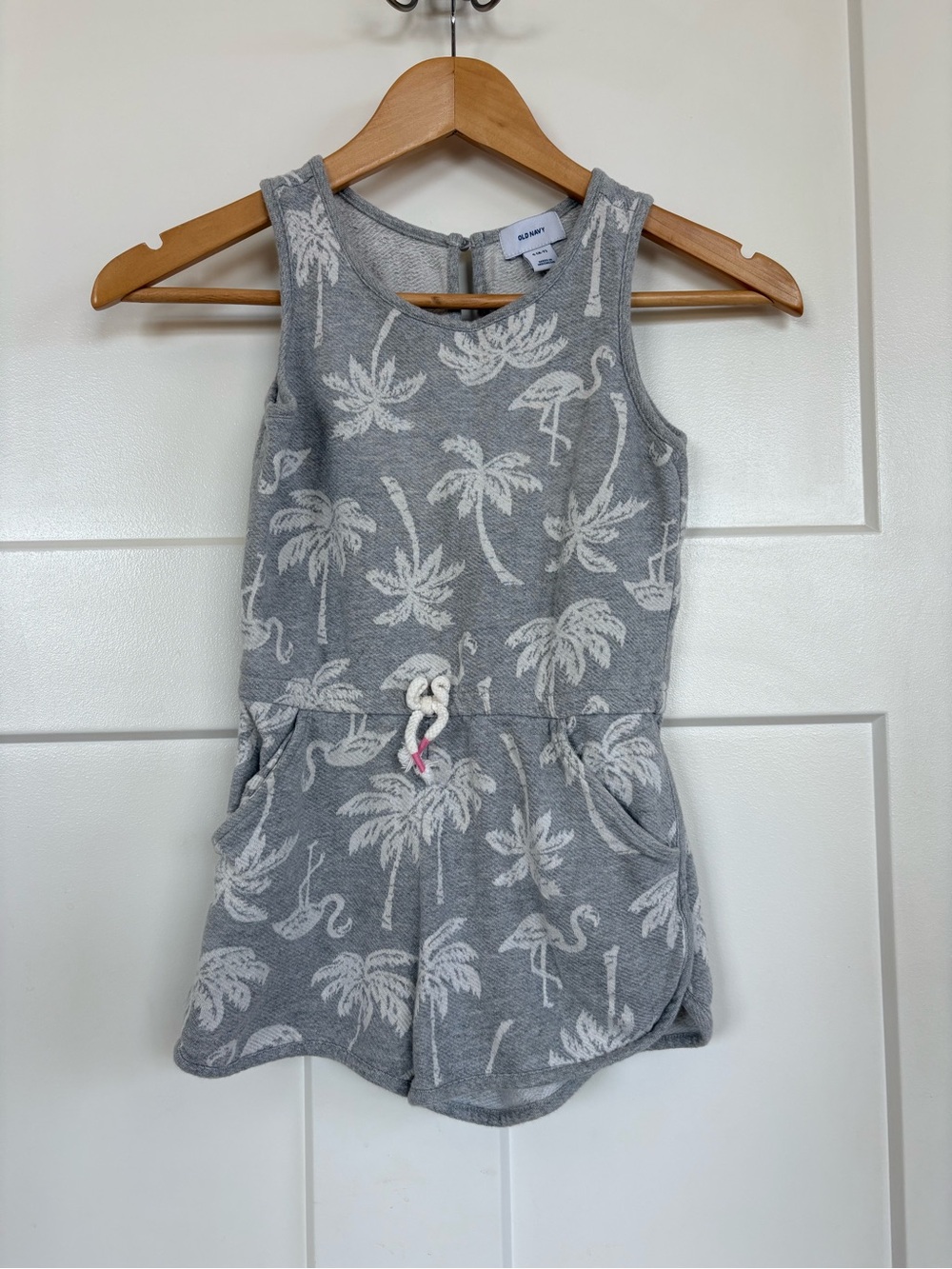 Old Navy Girls Grey Palm Tree Romper with Flamingo Print and Pockets Size: 6/7